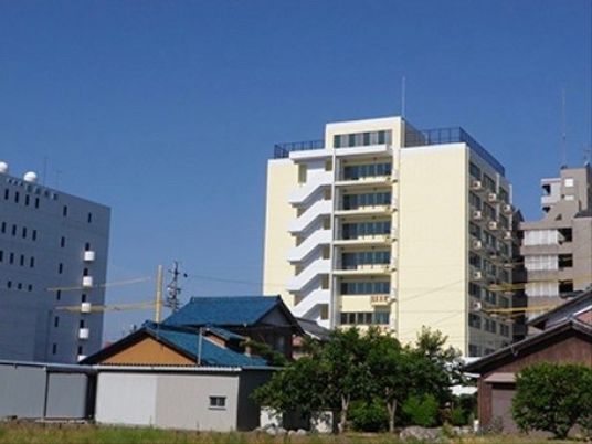 多階層のモダンな建物