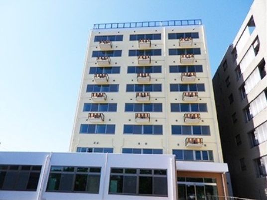 高層の明るい外観