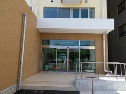 広々とした明るい入口