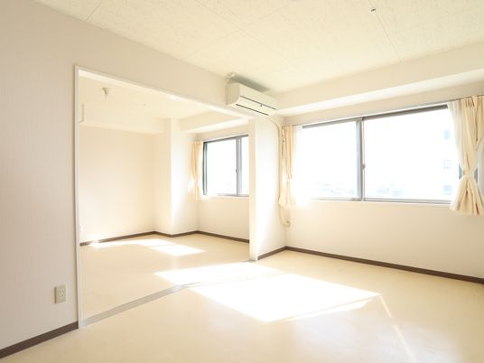 明るい個室の空間