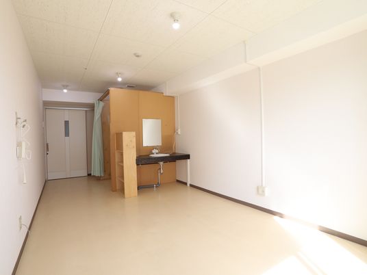 明るい個室の居室