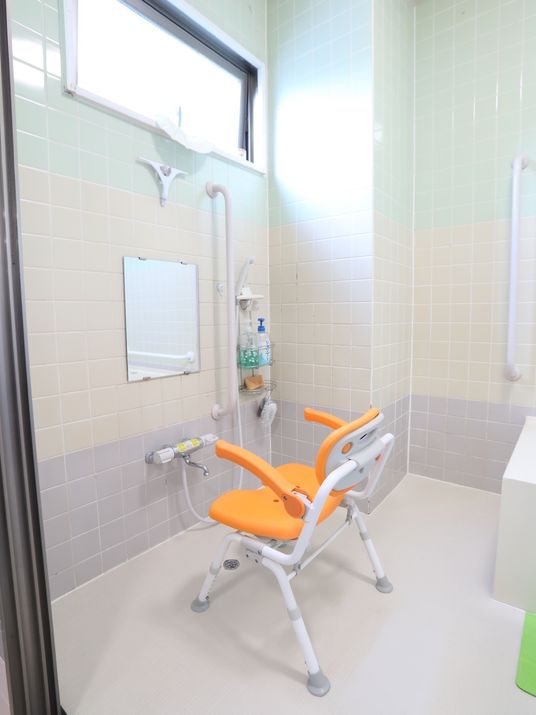 バリアフリー設計の浴室