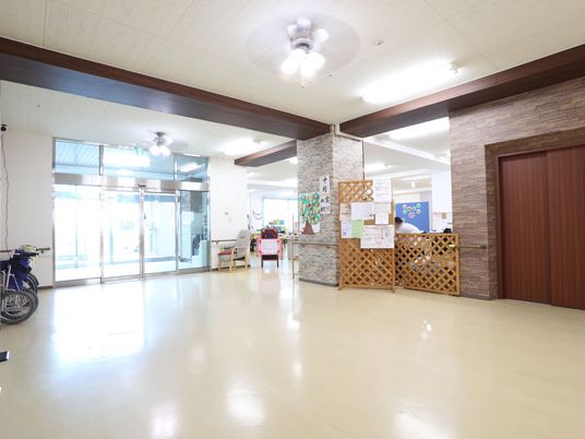 明るく広々としたロビー