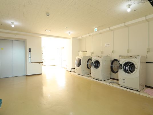 洗濯機が並ぶ部屋