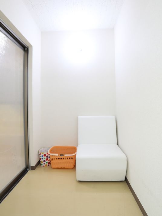 白い壁と天井の洗面台