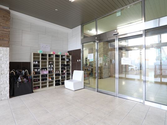 エントランスの明るいロビー