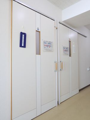 白い扉の洗練された廊下