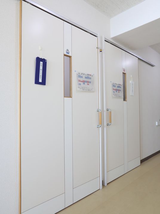 白い扉の洗練された廊下