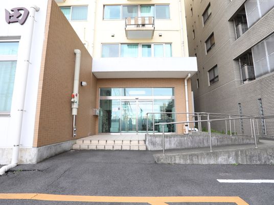 モダンな建物のエントランス