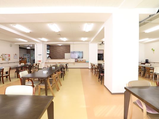 広々とした明るい食堂