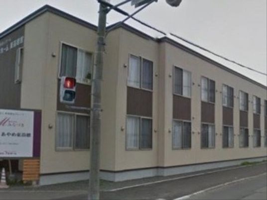 シンプルな外観の建物