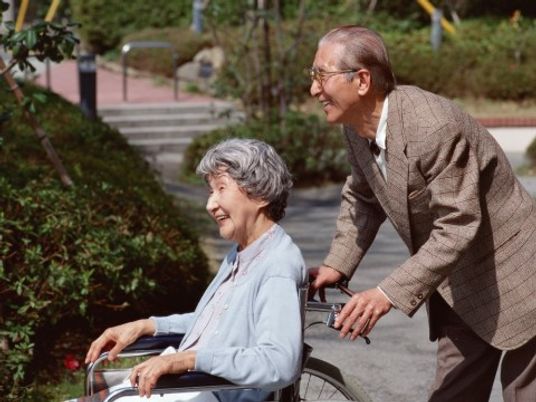 笑顔で会話する二人中庭