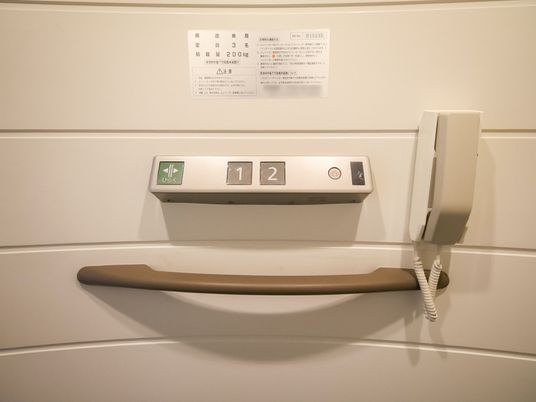 エレベーター内部のボタンとインターホン