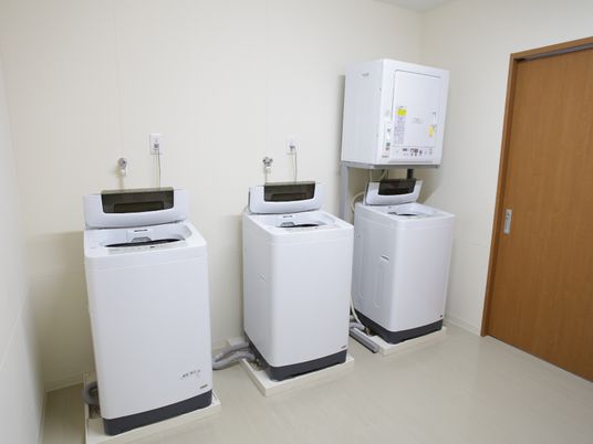 洗濯機が並ぶ洗面所