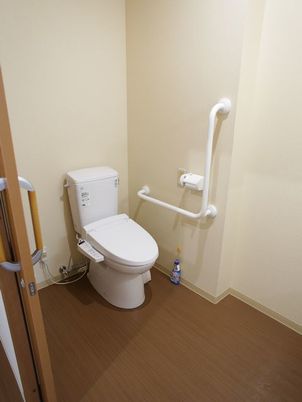 バリアフリー設計のトイレ
