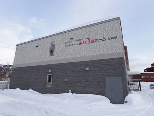 雪に覆われた建物外観