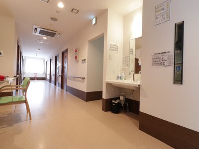 清潔な廊下と洗面所