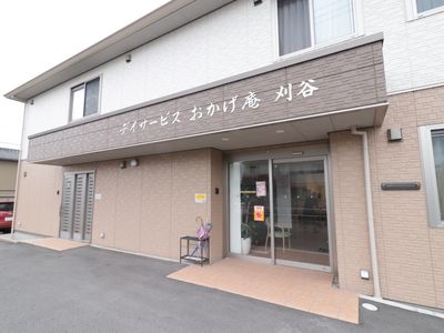 明るいエントランス外観