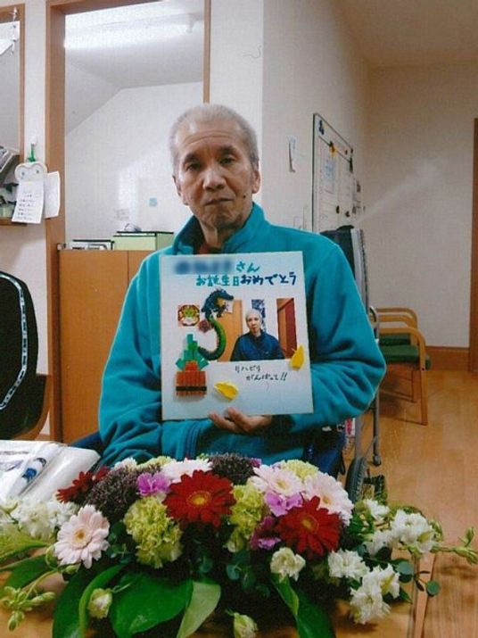 お祝いの男性と手作りアルバム