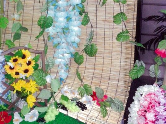 色鮮やかな花と緑の飾り
