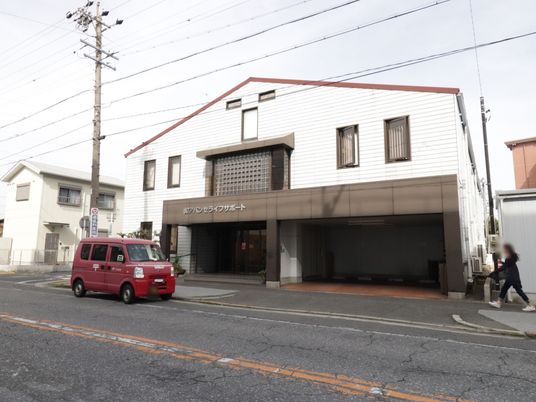 白い壁の建物外観