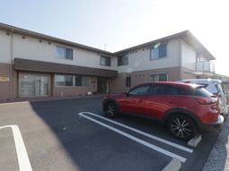 施設外観と駐車場