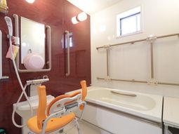 バリアフリー設計の浴室