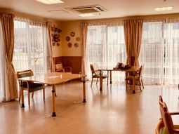 明るい共有ラウンジ