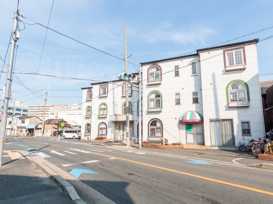白い外観の建物  