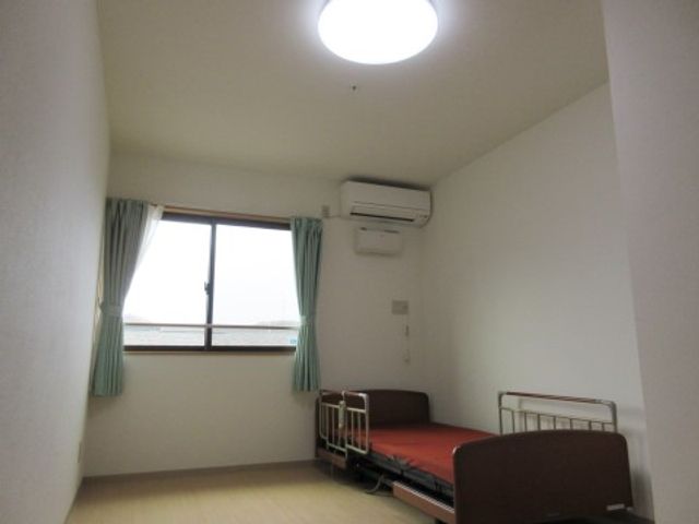 明るい居室の一例 居室 ゆったりとした空間の個室で、穏やかな時間をお過ごしいただけます。窓から自然光が入り、居心地の良さを大切にしています。