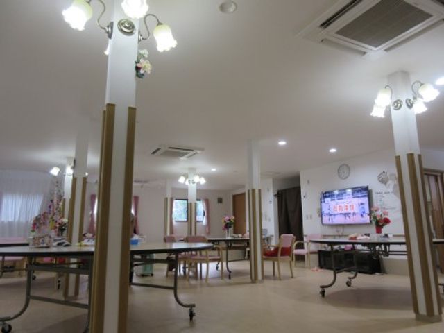 広々とした明るい空間 談話室 明るく開放感のあるダイニングでは、ゆったりとした食事の時間を提供しています。テーブルは移動がしやすい設計になっております。