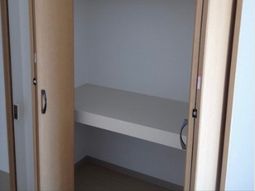 シンプルな洋室の一角