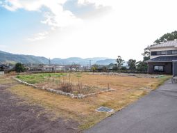 広がる中庭と建物