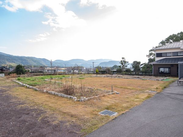 広がる中庭と建物