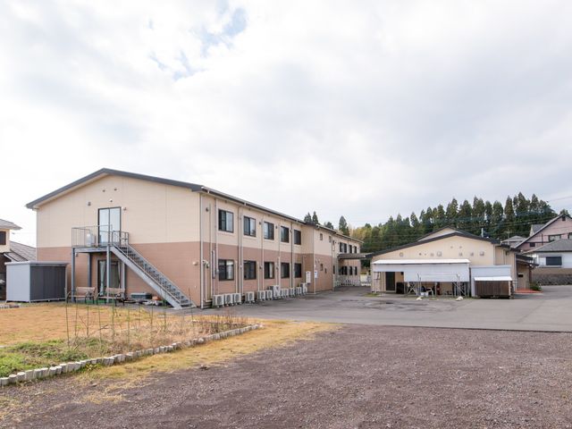 広々とした施設の外観 外観 広い敷地に建つ施設は、周囲に自然が豊かで、開放的な環境です。ゆったりとした時間が流れる場所で、働きながら人の支えになれる喜びを感じていただけます。