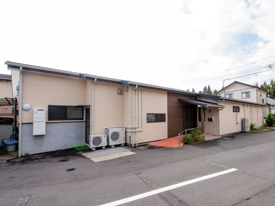 一階建ての建物エントランス