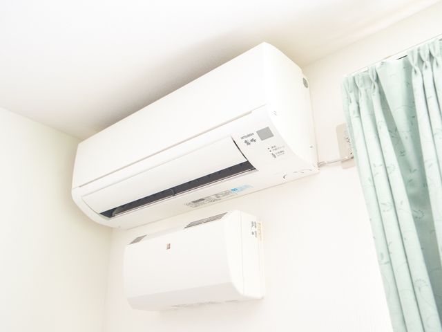 エアコンの設置された部屋 エアコン 快適な室温を保つためのエアコンが設置されており、季節を問わず心地よい環境でお過ごしいただけます。