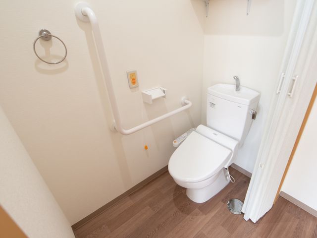 手すり付き清潔なトイレ トイレ 手すりと広々としたスペースが配慮されたトイレで、安心してご利用いただけます。安全性と快適性を重視したつくりになっております。