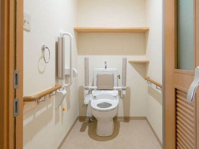 広々としたバリアフリーのトイレ トイレ 手すりが設置された広々としたトイレは、安全で快適な利用を支援しています。動作に制限のある方にも配慮した設計です。