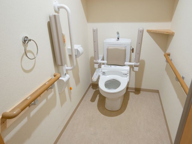 バリアフリー対応トイレ トイレ サポートバー付きで安全性に配慮された清潔なトイレ空間です。利用者の快適さを優先した設計が特徴です。