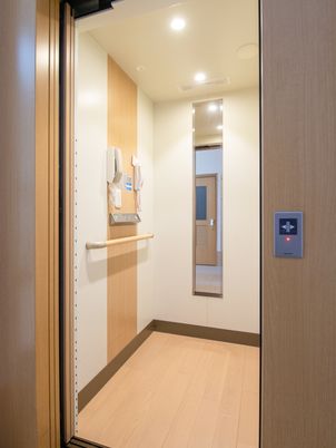 清潔なエレベーター内部