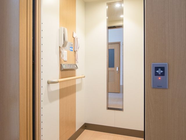 清潔なエレベーター内部 エレベーター スムーズに移動できる広々としたエレベーターです。手すりも設置され安全に利用いただけます。
