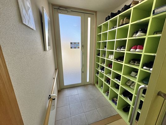 靴の収納棚と入口