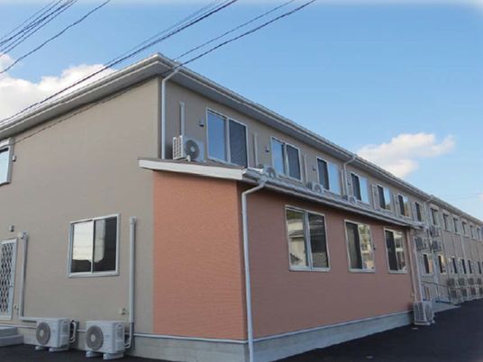 明るい外観の建物外側