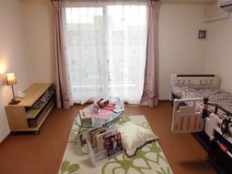居室の明るい日中景色