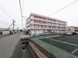 ピンクの建物外観