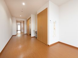 明るい通路と部屋の入口