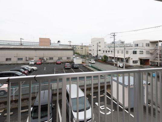 都市の景色が広がるバルコニー