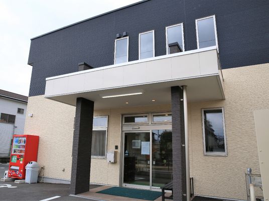 モダンな外観の建物