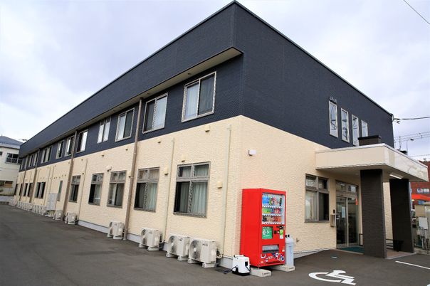青とベージュの外壁の建物